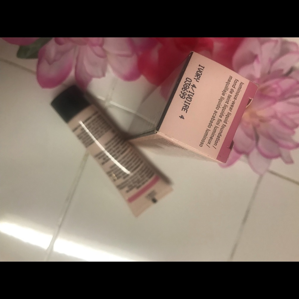 Ivory #4 Luminous Liquid Foundation Mary Kay